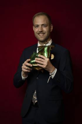STOCKHOLM 20230123 Simon Sandin with his Golden Beetle for Best Visual Effects for the film Black Crab STOCKHOLM SWEDEN x10050x,  Copyright: xPontusxLundahlx xTTx GULDBAGGEN 2022 TTABB0000000000154498