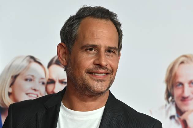Moritz BLEIBTREU (Schauspieler), Einzelbild,angeschnittenes Einzelmotiv,Portraet,Portrait,Porträt. Roter Teppich,Red Carpert Deutschlandpremiere CAVEMAN am 23.01.2023 in der ARRI Lounge in Muenchen.