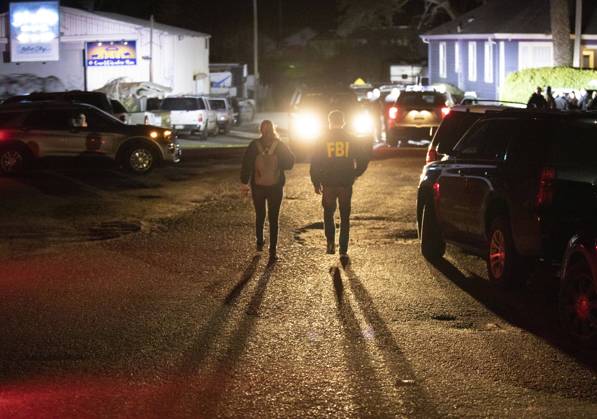 Bilder des Jahres 2023, News 01 Januar News Themen der Woche KW04 News Bilder des Tages (230124) -- SAN FRANCISCO, Jan. 24, 2023 -- Investigators work at the scene of a shooting in Half Moon Bay in California, the United States, Jan. 23, 2023. Seven people were killed and one was critically injured in two shootings in northern California on Monday, U.S. media reported. (Photo by Xinhua) U.S.-CALIFORNIA-HALF MOON BAY-SHOOTINGS LixJianguo 