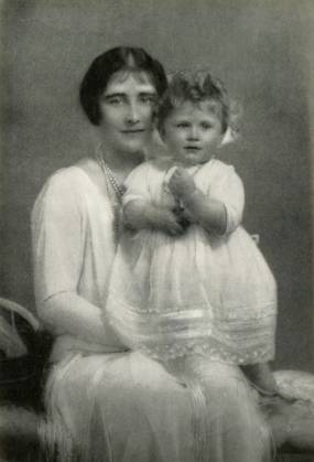 RECORD DATE NOT STATED Mother and Daughter - 1927 , 1947. Creator: Unknown. Copyright:x3185x IMAGO ,2950930 ! ACHTUNG: AUFNAHMEDATUM GESCHÄTZT!  Copyright:3185x IMAGO