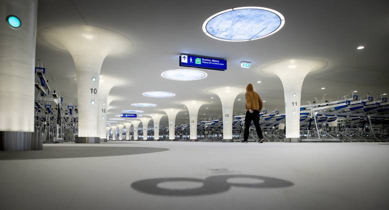 AMSTERDAM - The new bicycle parking at Amsterdam Central. The new Stationsplein parking facility has room for 7,000 bicycles. The bicycle shed was built under water and is connected underground to the metro and station hall. ANP KOEN VAN WEEL netherlands out - belgium out