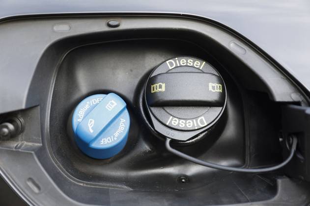 AdBlue-Einfüllstutzen und Diesel-Einfüllstutzen am PKW - Durch den AdBlue-Mangel haben sich die Kosten für AdBlue vervielfacht. Für die Herstellung wird Gas benötigt. (Symbolfoto, Themenfoto) Köln, 24.01.2023