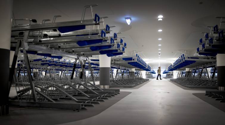AMSTERDAM - The new bicycle parking at Amsterdam Central. The new Stationsplein parking facility has room for 7,000 bicycles. The bicycle shed was built under water and is connected underground to the metro and station hall. ANP KOEN VAN WEEL netherlands out - belgium out
