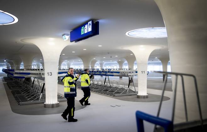 AMSTERDAM - The new bicycle parking at Amsterdam Central. The new Stationsplein parking facility has room for 7,000 bicycles. The bicycle shed was built under water and is connected underground to the metro and station hall. ANP KOEN VAN WEEL netherlands out - belgium out