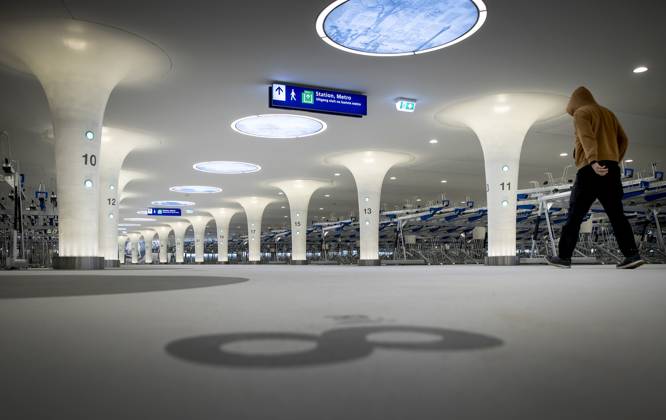 AMSTERDAM - The new bicycle parking at Amsterdam Central. The new Stationsplein parking facility has room for 7,000 bicycles. The bicycle shed was built under water and is connected underground to the metro and station hall. ANP KOEN VAN WEEL netherlands out - belgium out