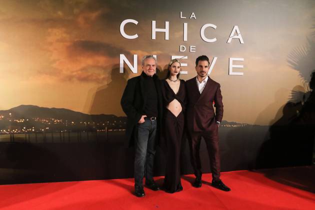 Bilder des Jahres 2023, Entertainment 01 Januar Entertainment Themen der Woche KW04 January 25, 2023: January 25, 2023 (Malaga)Malaga dresses up for the preview of La chica de nieve , by Netflix The author of the original novel, the Malaga-born Javier Castillo, has been wrapped up in the entire cast of the series and many friends in his homeland.Milena Smit con Jose coronado. Malaga Spain - ZUMAc161 20230125_zap_c161_019 Copyright: xLorenzoxCarnerox