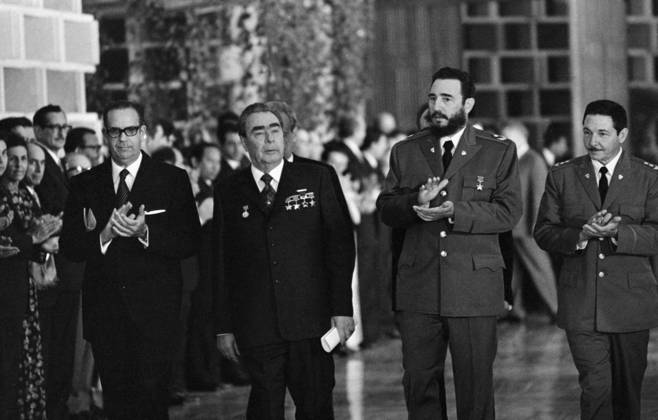 Havana, Cuba. President of the Republic of Cuba Osvaldo Dorticos Torrado, General Secretary of the Central Committee of the Communist Party of the Soviet Union Leonid Brezhnev, First Secretary of the Central Committee of the Communist Party of Cuba, Prime Minister of the Revolutionary Government of the Republic of Cuba Fidel Alejandro Castro Ruz and Second Secretary of the Communist Party of Cuba, Minister of the Cuban Revolutionary Armed Forces Raul Modesto Castro Ruz (L-R front) meet in the Central Committee of the Communist Party of Cuba. Vladimir Musaelyan, Valentin Sobolev TASS  17003925