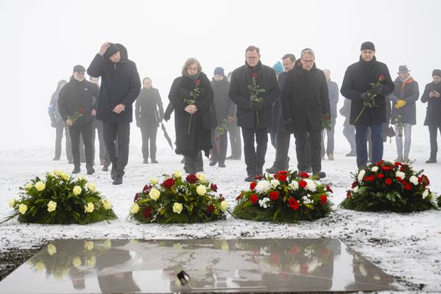 Bilder des Jahres 2023, News 01 Januar News Themen der Woche KW04 News Bilder des Tages 27. JANUAR 2023 - GEDENKEN AN DIE OPFER DES NATIONALSOZIALISMUS IN DER GEDENKSTÄTTE BUCHENWALD 27 01 2023 - Buchenwald: Gedenken an die Opfer des Nationalsozialismus am 27. Januar 2023 in der Gedenkstätte Buchenwald. Dorothea Marx (SPD), Ministerpräsident Bodo Ramelow (DIE LINKE), der Thüringer Minister für Inneres und Kommunales Georg Maier (SPD) und Weimars Oberbürgermeister Peter Kleine. _________________