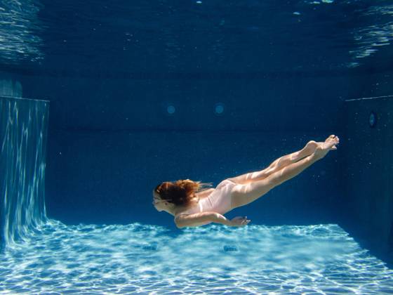 Young girl swims in blue swimming pool in swimsuit and googles Gurnee, Illinois, United States CR_WVNP230125E-1091163-01 ,model released, Symbolfoto