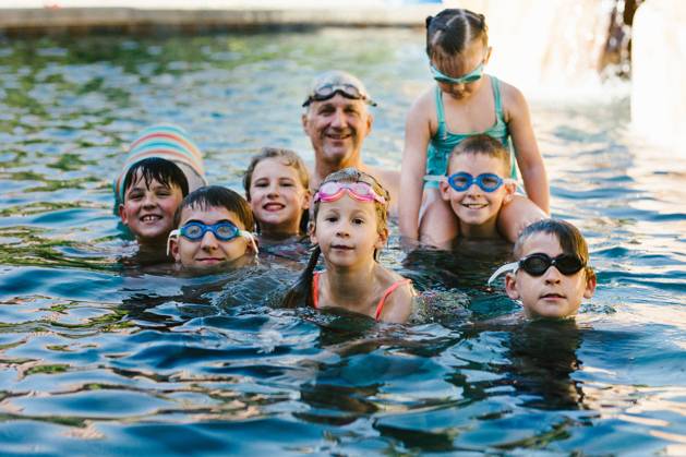 Grandkids with grandpa in swimming pool with goggles in summer Gurnee, Illinois, United States CR_WVNP230125E-1091166-01 ,model released, Symbolfoto