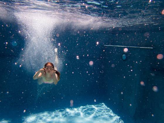 Girl swimming in blue backyard pool with goggles and swim suit Gurnee, Illinois, United States CR_WVNP230125E-1091172-01 ,model released, Symbolfoto
