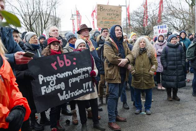 Bilder des Jahres 2023, News 01 Januar News Themen der Woche KW04 News Bilder des Tages Ganztägiger Warnstreik beim rbb 2023-01-27, Deutschland, Berlin - Ganztätiger Warnstreik beim krisengeschüttelten Rundfunk Berlin-Brandenburg rbb: Wegen ihrer Auffassung nach völlig unzureichender Honorar- und Gehaltsangebote in der laufenden Tarifrunde erhöhen die Mediengewerkschaften dju in Ver.di und Deutscher Journalisten Verband (DJV) den Druck. Hier Streikende rbb-Medienschaffende vor dem Fernsehzentrum am Haus des Rundfunks in Berlin.