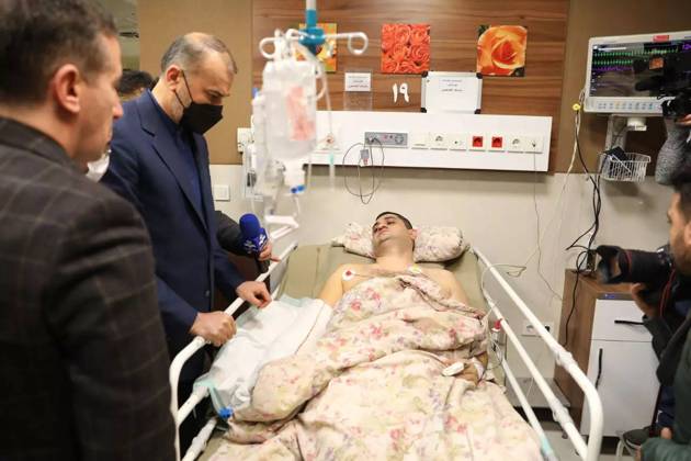 Bilder des Jahres 2023, News 01 Januar News Themen der Woche KW04 News Bilder des Tages January 28, 2023, Tehran, Tehran, Iran: Iranian Foreign Minister Hossein Amir-Abdollahian visits an Azerbaijani embassy guard who was wounded as a gunman attacked the Azerbaijani Embassy at Tajrish Shohada Hospital in northern Tehran, Iran, Jan. 27, 2023. A gunman stormed the Azerbaijan Embassy in Iran s capital Friday, killing its security chief and wounding two guards in an attack that spiked long-simmering tensions between the two neighboring countries. Concerned Iranian officials are seriously pursuing the issue and the attacker is arrested and is being interrogated. Tehran Iran - ZUMAi98_ 20230128_zih_i98_002 Copyright: xIranianxForeignxMinistryx