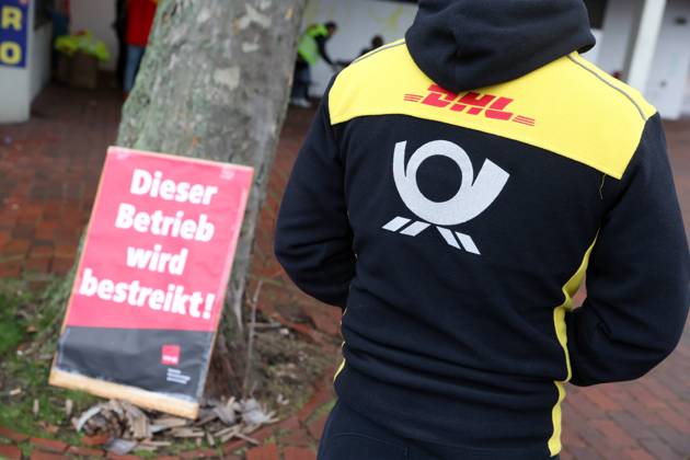 Bilder des Jahres 2023, News 01 Januar News Themen der Woche KW04 News Bilder des Tages Warnstreiks bei der Post gehen weiter DEU, Deutschland, Hamburg: Streikende Mitarbeiter der Post stehen vor einer Niederlassung der Deutschen Post AG in Hamburg-Altona. Zuvor waren bei der zweiten Tarifverhandlungsrunde für die rund 160.000 Tarifbeschäftigten der Deutschen Post AG Arbeitgeber und ver.di ohne Ergebnis auseinandergegangen. Im Tarifkonflikt mit der Deutschen Post AG ruft die Vereinte Dienstleistungsgewerkschaft (ver.di) für Freitag (27.01) und Samstag (28.01) erneut zu Warnstreiks auf. Hamburg Hamburg Deutschland