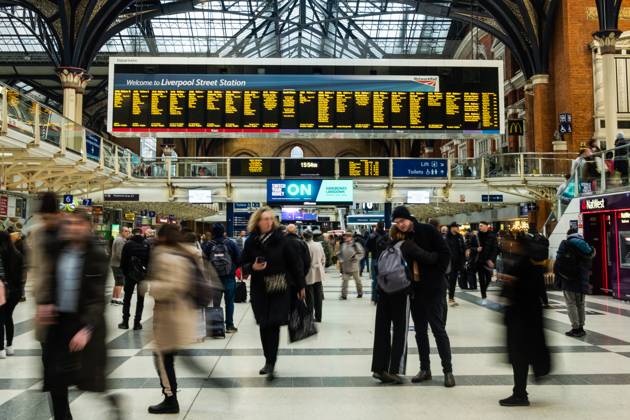 January 27, 2023, London, United Kingdom: People seen at Liverpool Street train station during rush hour. London United Kingdom - ZUMAs197 20230127_zaa_s197_343 Copyright: xDavidexBonaldox