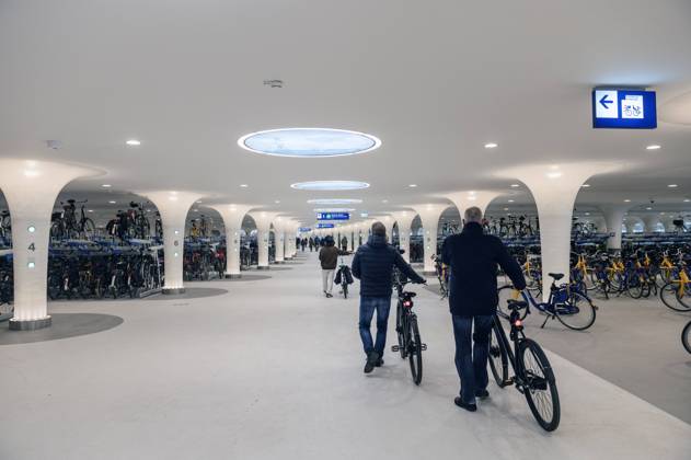 Bilder des Jahres 2023, News 01 Januar News Themen der Woche KW04 News Bilder des Tages Amsterdam The Netherlands 28th January 2023. In Amsterdam members of the public get their first chance to look at the finished product of a large infrastructure at Centraal Station, namely the new underwater bike parking. Offering space for 7000 bikes the parking is the largest in the city. A project by the Max Bögl group the new bicycle parking (fietsenstalling) has been welcomed by Amsterdammers for whom it has often been a challenge to empty spaces to park their bikes near the station.