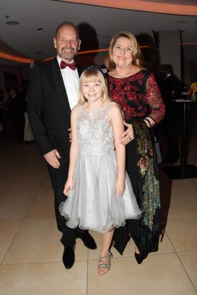 Uwe Erhardt Saenger Musiker Angela Wiedl Saengerin Tochter Gina Maria Muenchen 28.01.2023 Deutsches Theater Narrhalla Soiree Verleihung des Karl Valentinsorden Muenchen