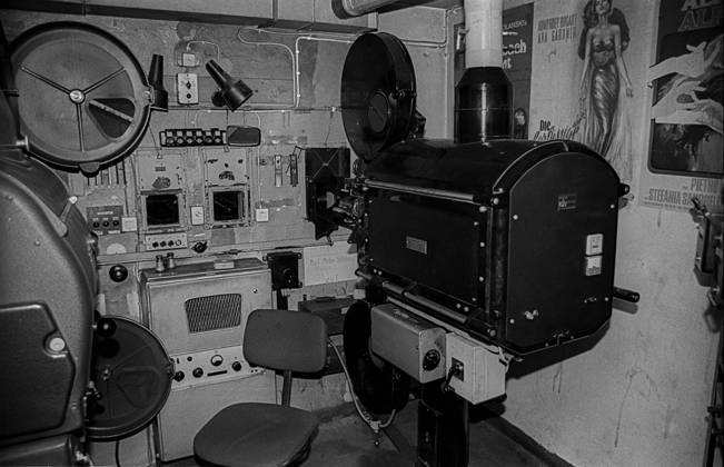 Kino Schlüter West-Berlin, 21.1.1990, Kino Schlüter in der Schlüterstraße, im Vorführraum: Filmmaschine (Vorführmaschine), Â