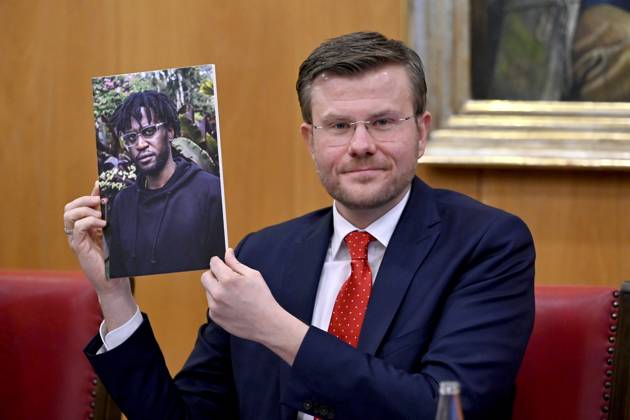News Bilder des Tages Nürnbergs Oberbürgermeister Marcus König (CSU) bei der Vorstellung des Preisträgers für den Nürnberger Menschenrechtspreis 2023. Der Internationale Nürnberger Menschenrechtspreis 2023 geht an Malcolm Bidali aus Kenia (zu sehen auf dem gehaltenen Bild) für seinen Einsatz gegen die Ausbeutung von Arbeitsmigranten. Nürnberg, 30.01.2023 Bayern Deutschland Copyright: xDwixAnoraganingrumx