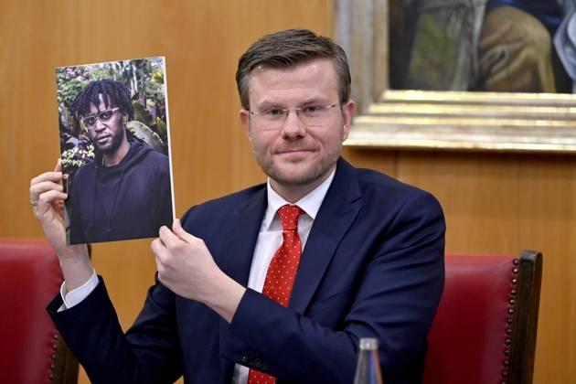 Nürnbergs Oberbürgermeister Marcus König (CSU) bei der Vorstellung des Preisträgers für den Nürnberger Menschenrechtspreis 2023. Der Internationale Nürnberger Menschenrechtspreis 2023 geht an Malcolm Bidali aus Kenia (zu sehen auf dem gehaltenen Bild) für seinen Einsatz gegen die Ausbeutung von Arbeitsmigranten. Nürnberg, 30.01.2023 Bayern Deutschland Copyright: xDwixAnoraganingrumx