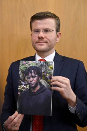 Nürnbergs Oberbürgermeister Marcus König (CSU) bei der Vorstellung des Preisträgers für den Nürnberger Menschenrechtspreis 2023. Der Internationale Nürnberger Menschenrechtspreis 2023 geht an Malcolm Bidali aus Kenia (zu sehen auf dem gehaltenen Bild) für seinen Einsatz gegen die Ausbeutung von Arbeitsmigranten. Nürnberg, 30.01.2023 Bayern Deutschland Copyright: xDwixAnoraganingrumx