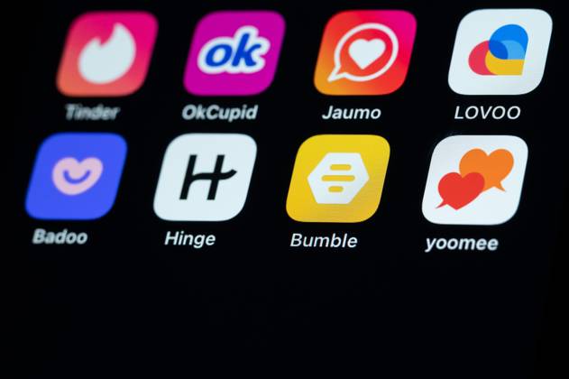 Dating Apps sind auf dem Display eines iPhone SE zu sehen. Rottweil Baden-Württemberg Deutschland