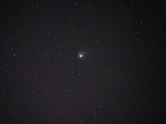 Grüner Komet C 2022 E3 ZTF am Himmel Comet, C 2022 E3 (ZTF), Veliko Tarnovo A view of the rare comet, C 2022 E3 (ZTF), over the night sky of the town of Veliko Tarnovo, the comet which was first discovered by scientists less than a year ago using the wide-field survey camera at the Zwicky Transient Facility. In March 2022, the comet was spotted in Jupiter s orbit. The comet is believed to come from the Oort Cloud, the most distant region of our solar system, which has been called the home of the comets, particularly long-period comets. The comet was closest to the Sun on Jan. 12, and it will make its closest sweep by Earth on Feb. 1 and Feb. 2 Catching the C 2022 E3 (ZTF) is literally a once-in-a-lifetime opportunity. It s not going to pass by Earth again for a really lo Copyright: xSkyxPicturesxBulgariax originalFilename: skypicturesbulgaria-bulgaria230131_npRgJ.jpg