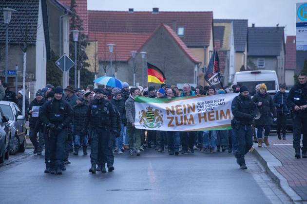Bilder des Jahres 2023, News 01 Januar News Themen der Woche KW05 News Bilder des Tages Die Nerven liegen bei den Strellnern blank. Das alte Munitionsdepot der Bundeswehr in Strelln soll eine Asylunterkunft werden. Hunderte Menschen sollen hier untergebracht werden. Die Wut auf die Politik in Zeiten von Corona und Krieg geht nunmehr auf die Asylpolitik über. Schon vor einigen Jahren, 2018, gab es in Chemnitz Ausschreitungen Asylanten wurden von Rechten regelrecht gehetzt. Angetrieben u.a. von Martin Kohlmann. Kohlmann, nunmehr Chef der Freien Sachsen, mobilisiert daher erneut gegen Asylanten. So wurden für den Dienstag aufgerufen, vor der Dorfkneipe von Strelln, Zum Lindenbaum, zu demonstrieren. Das geschah auch. Hunderte Menschen schrien Wortlaute gegen Asylanten. In der Gaststätte zum Lindenbaum fand eine Einwoh