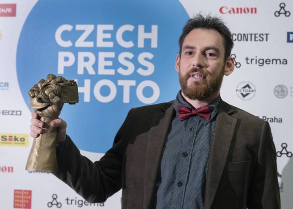 Entertainment Bilder des Tages Czech photographer Vojtech Darvik Maca poses with the Czech Press Photo 2022 main prize, on January 31, 2023, in Prague, Czech Republic. Maca won with photo from the massacre in Bucha, Ukraine. (CTKxPhoto MichaelaxRihova) CTKPhotoP2023013108495  P2023013108495