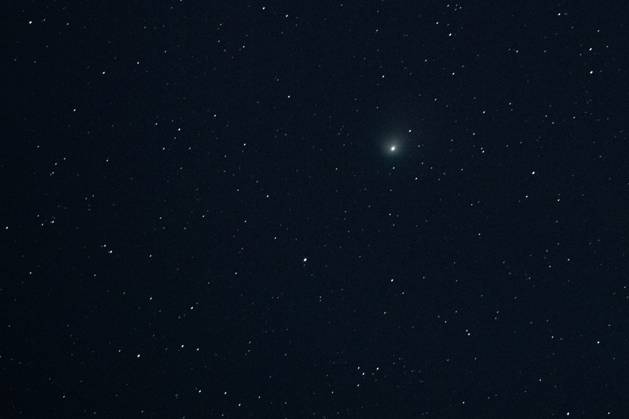 Grüner Komet C 2022 E3 ZTF am Himmel January 31, 2023 - Baker, California, U.S. - A view of comet C 2022 E3 (ZTF) is seen in the night sky near Baker, California on January 31, 2023. The comet was first discovered by astronomers in March 2022 at the Zwicky Transient Facility in California. It has been nicknamed the green comet because of its verdant glow, and is thought to have come from the Oort cloud à a collection of icy bodies that are believed to exist in the farthest-flung part of the solar system. On February 1, the comet will reach its closest point to Earth, known as perigee. Comet C 2022 E3 (ZTF) hasn t been this close in 50,000 years and according to some predictions, it may never be seen again. Baker USA - ZUMAbk3_ 20230201_zaf_bk3_003 Copyright: xDavidxBeckerx