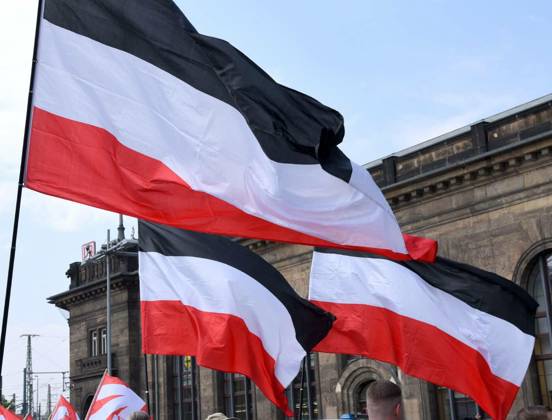  Im Wind wehende Fahnen der rechtsextremen NPD, Im Wind wehende Fahnen der rechtsextremen NPD, Im Wind wehende Fahnen der rechtsextremen NPD, 04.01.2023, Copyright: xthauwald-picturesx Panthermedia33425094.jpg