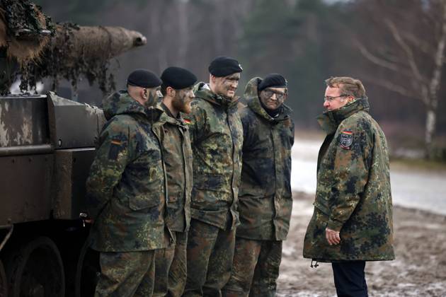 Bundesverteidigungsminister Boris Pistorius spricht mit einer Panzerbesatzung bei seinem Besuch von Panzerbataillon 203 in der Generalfeldmarschall-Rommel-Kaserne. Hier informiert sich der Minister über die Leistungsfähigkeit des Leopard 2A6 Kampfpanzer, der in der Ukraine gegen Putin eingesetzt werden soll. Augustdorf, 01.02.2023 NRW Deutschland Copyright: xChristophxHardtx