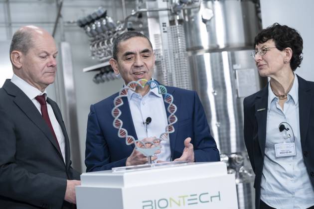 Bundeskanzler besucht BioNTech anlässlich der baulichen Fertigstellung der Plasmid-Produktion in Marburg - Bundeskanzler Olaf Scholz mit Ugur Sahin, Gründer und Vorstandsvorsitzender Biontech SE während seines Besuchs am Biontec-Standort in Marburg;Bundeskanzler besucht BioNTech anlässlich der baulichen Fertigstellung der Plasmid-Produktion in Marburg - Bundeskanzler Olaf Scholz mit Ugur Sahin, Gründer und Vorstandsvorsitzender Biontech SE während seines Besuchs am Biontec-Standort in Marburg, Marburg Hessen Deutschland Biontec