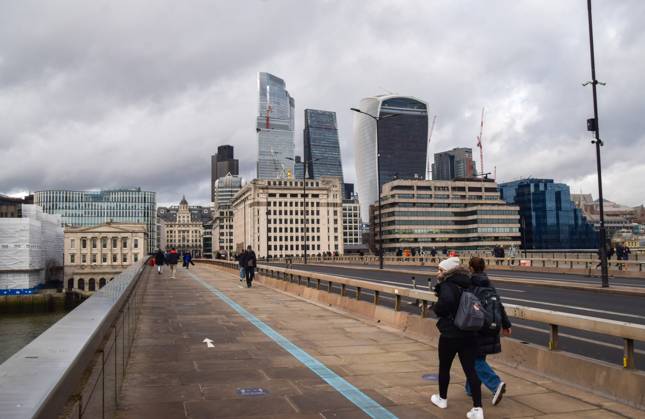 February 2, 2023, London, United Kingdom: People walk along London Bridge past the City of London skyline, the capital s financial district, as the Bank of England raises UK interest rates to 4% London United Kingdom - ZUMAs197 20230202_zab_s197_049 Copyright: xVukxValcicx