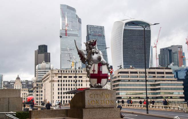February 2, 2023, London, United Kingdom: A general view of a dragon boundary mark and the City of London skyline, the capital s financial district, as the Bank of England raises UK interest rates to 4% London United Kingdom - ZUMAs197 20230202_zab_s197_050 Copyright: xVukxValcicx