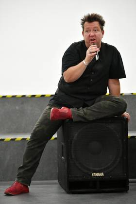 Roadshow Demokratie für die Jahrgangsstufen 9 und 10 mit Sebastian Krumbiegel (Die Prinzen) im Rahmen von Schule ohne Rassismus Copyright: UlrichxHufnagel