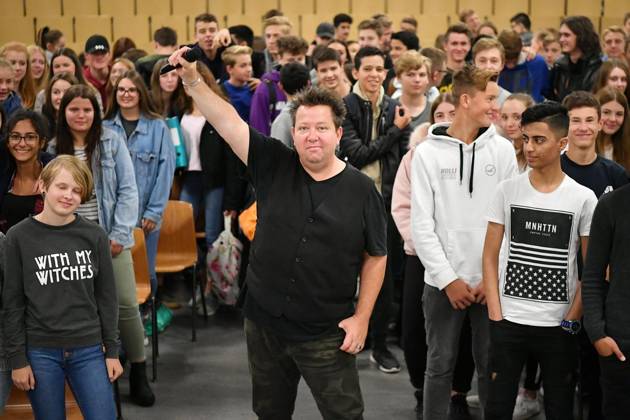 Roadshow Demokratie für die Jahrgangsstufen 9 und 10 mit Sebastian Krumbiegel (Die Prinzen) im Rahmen von Schule ohne Rassismus Copyright: UlrichxHufnagel