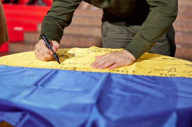 February 2, 2023, Kyiv, Ukraine: Ukrainian President VOLODYMYR ZELENSKYY as he autographs a Ukrainian national flag as a gift to the European Commission delegation following the first European Commission - Ukraine intergovernmental consultations summit. Kyiv Ukraine - ZUMAz03_ 20230202_int_z03_065 Copyright: xUkrainexPresidencyx