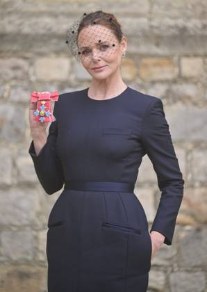 . 07 02 2023. Windsor, United Kingdom. Fashion designer Stella McCartney with her CBE after an Investiture at Windsor Castle, United Kingdom.  xPoolx xi-Imagesx IIM-24132-0002