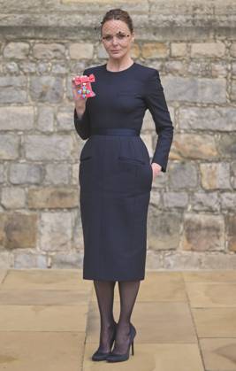 . 07 02 2023. Windsor, United Kingdom. Fashion designer Stella McCartney with her CBE after an Investiture at Windsor Castle, United Kingdom.  xPoolx xi-Imagesx IIM-24132-0004