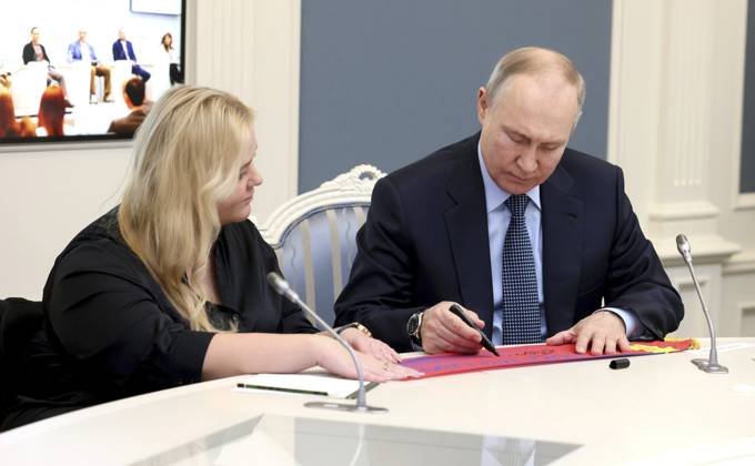 February 9, 2023, Moscow, Moscow Oblast, Russia: Russian President Vladimir Putin signs a banner for the president of the Moscow Region Club of CSKA Fans with Disabilities, Elena Popova during a meeting of the Supervisory Board of the autonomous non-profit organization Agency for Strategic Initiatives to Promote New Projects at the Kremlin, February 9, 2023 in Moscow, Russia. Moscow Russia - ZUMAp138 20230209_zaa_p138_048 Copyright: xMikhailxMetzel KremlinxPoolx