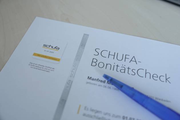 Symbolbild Schufa Eintrag und Bonitaet Symbolfoto und Themenbild des Schufa Bonitaetscheck und Schufa Eintrag zur Eroeffnung und Abschloss von Konto und Mietvertrag Koeln Nordrhein-Westfalen Deutschland