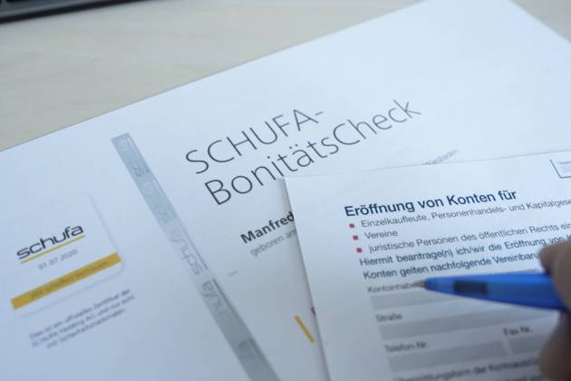 Symbolbild Schufa Eintrag und Bonitaet Symbolfoto und Themenbild des Schufa Bonitaetscheck und Schufa Eintrag zur Eroeffnung und Abschloss von Konto und Mietvertrag Koeln Nordrhein-Westfalen Deutschland