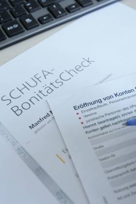 Symbolbild Schufa Eintrag und Bonitaet Symbolfoto und Themenbild des Schufa Bonitaetscheck und Schufa Eintrag zur Eroeffnung und Abschloss von Konto und Mietvertrag Koeln Nordrhein-Westfalen Deutschland