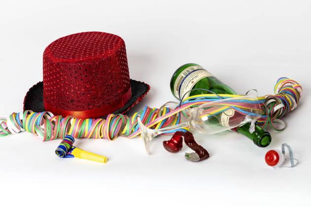 IMAGO Creative, Gesellschaft, Fasching Sektflasche, Sektglas, Luftschlange, Tröte und Partyhut- Karneval oder fünfte Jahreszeit bezeichnet man die Bräuche, mit denen die Zeit vor der vierzigtägigen Fastenzeit ausgelassen gefeiert wird. Die Fastenzeit beginnt mit dem Aschermittwoch und dient der Vorbereitung auf das Osterfest. (Symbolfoto, Themenfoto)