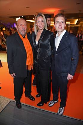 Leonhard R. Mueller (Askania), Joel Beckenbauer mit Freundin Jessica Martl beim ASKANIA AWARD 2023 im Berlin Capital Club in Berlin am 14.02.2023