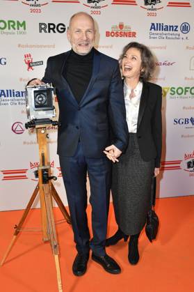 Götz Schubert mit Ehefrau Simone Witte bei der Verleihung des Askania Award 2023 im Capital Club im Hilton Hotel. Berlin, 14.02.2023