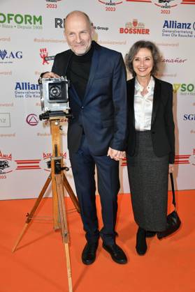 Götz Schubert mit Ehefrau Simone Witte bei der Verleihung des Askania Award 2023 im Capital Club im Hilton Hotel. Berlin, 14.02.2023