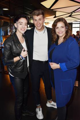 Gast, Lukas Sauer und Rebecca Immanuel bei der Verleihung des Blaue Blume Award 2023 im The Reed. Berlin, 15.02.2023