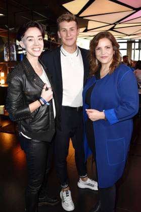 Gast, Lukas Sauer und Rebecca Immanuel bei der Verleihung des Blaue Blume Award 2023 im The Reed. Berlin, 15.02.2023